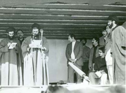 استاد سید هادی خسروشاهی ، دکتر بنی صدر (نشسته) سید احمد خمینی ، سید هادی مدرسی (تهران)