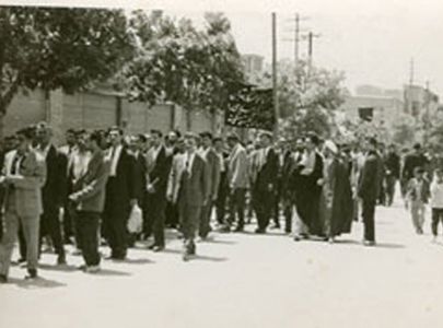 دانشجویان دانشگاه تهران در اربعین رحلت آیت الله بروجردی. زین العابدین قربانی ، استاد خسروشاهی