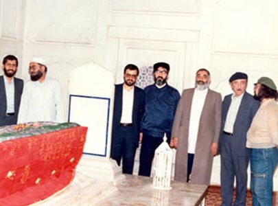 بر سر مزار اقبال لاهوری: آیت الله جلالی خمینی ـ استاد سید هادی خسروشاهی ـ شهید صادق گنجی مولوی ،مدنی