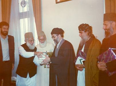 اهداء مجموعه ای از تفسیر فهیم لقران مولانا مودودی، توسط قاضی حسین ـ رهبر جماعت اسلامی (پاکستان)